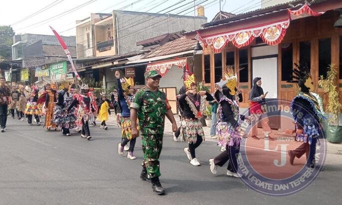 Babinsa Joyotakan Ikut Serta Semarakkan Karnaval HUT Ke-81 Kemerdekaan Republik Indonesia
