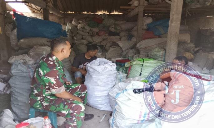 Musim Kemarau, Babinsa Ingatkan Pengusaha Rosok Waspada Kebakaran
