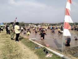Festival Tangkap Lele Meriahkan HUT Ke-81 RI, Babinsa Dagangan Hadir Dampingi Warga di Persawahan