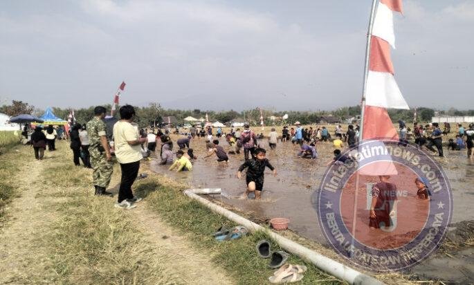 Festival Tangkap Lele Meriahkan HUT Ke-81 RI, Babinsa Dagangan Hadir Dampingi Warga di Persawahan