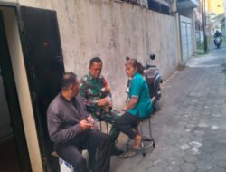 Bincang Santai Menjadi Cara Ampuh Babinsa Kemlayan Selalu Dekat dan Berinteraksi Langsung Dengan Warganya