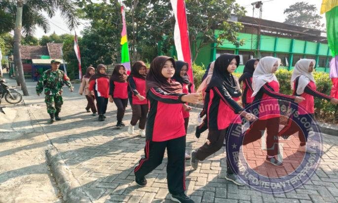 Babinsa Kodim Ponorogo Latih Kedisiplinan Siswa Melalui Baris Berbaris
