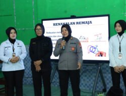 Sambut Hari Jadi ke – 78, Polwan Polres Ngawi Edukasi Santri Cegah Kenakalan Remaja