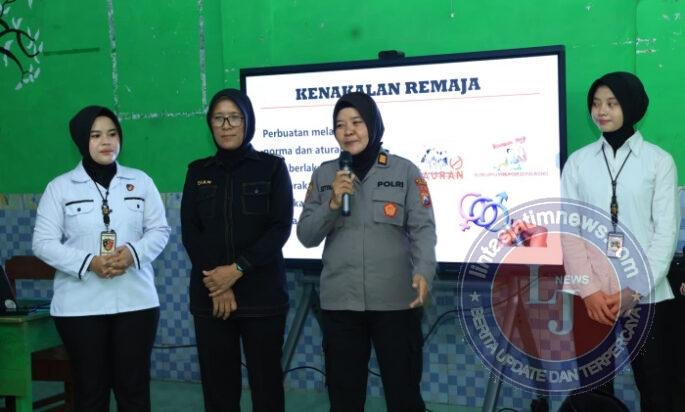 Sambut Hari Jadi ke – 78, Polwan Polres Ngawi Edukasi Santri Cegah Kenakalan Remaja