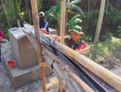 Babinsa Karanggede Turun Langsung, Dukung Percepatan Pembangunan Jembatan Perintis Garuda
