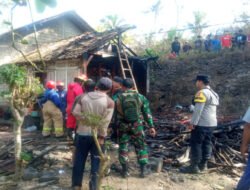 Babinsa Koramil 0801/12 Pringkuku Bersama Aparat Terkait Padamkan Lokasi Kebakaran Rumah Milik Warga