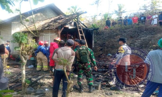Babinsa Koramil 0801/12 Pringkuku Bersama Aparat Terkait Padamkan Lokasi Kebakaran Rumah Milik Warga