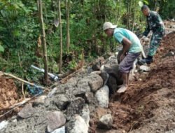 Babinsa dan Warga Gondanglegi Bergotong Royong Bangun Talud, Perkuat Infrastruktur Desa