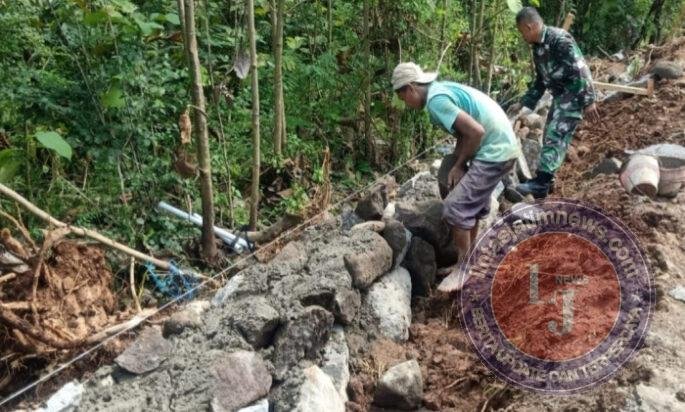Babinsa dan Warga Gondanglegi Bergotong Royong Bangun Talud, Perkuat Infrastruktur Desa