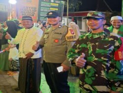 Babinsa 01/Ngawi Bersama Bhabinkamtibmas Amankan Pawai Obor dan Gunungan