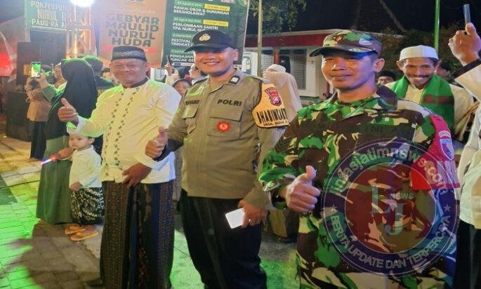 Babinsa 01/Ngawi Bersama Bhabinkamtibmas Amankan Pawai Obor dan Gunungan