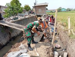 Perkuat Irigasi Pertanian, Babinsa Ketaon Bersama Warga Bangun Talud