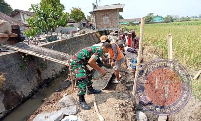 Perkuat Irigasi Pertanian, Babinsa Ketaon Bersama Warga Bangun Talud