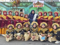 Srikandi Guru MTs Muhammadiyah 5 Ikut Meriahkan Karnaval HUT RI ke-81