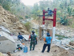 Gotong Royong Babinsa Tegalombo, Progres Jembatan Gantung Memasuki Tahap Pasang Tali Seling