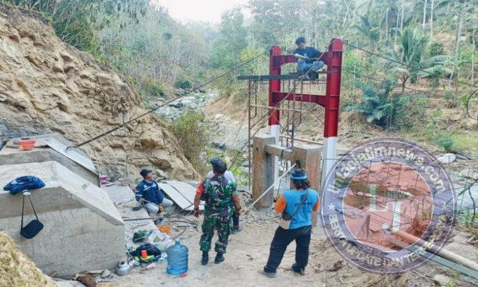 Gotong Royong Babinsa Tegalombo, Progres Jembatan Gantung Memasuki Tahap Pasang Tali Seling