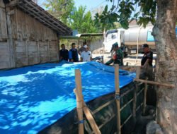 Peduli Warga di Pelosok, Babinsa Posramil Kasreman Kawal Distribusi Bantuan Air Bersih