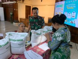 Babinsa Bantu Distribusikan Bantuan Beras Kepada Warga Kurang Mampu Di Wilayah Kepatihan Wetan