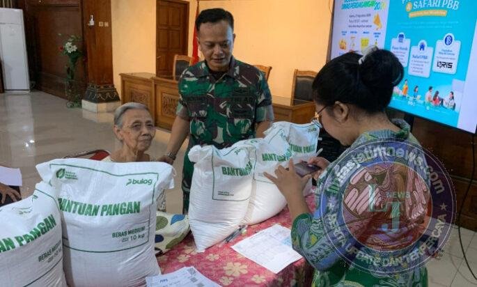 Babinsa Bantu Distribusikan Bantuan Beras Kepada Warga Kurang Mampu Di Wilayah Kepatihan Wetan