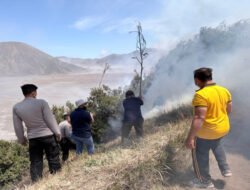 Karhutla Bromo: Api Mengarah ke Ngadisari, Polres Probolinggo Gerak Cepat Padamkan Api di Blok Seruni