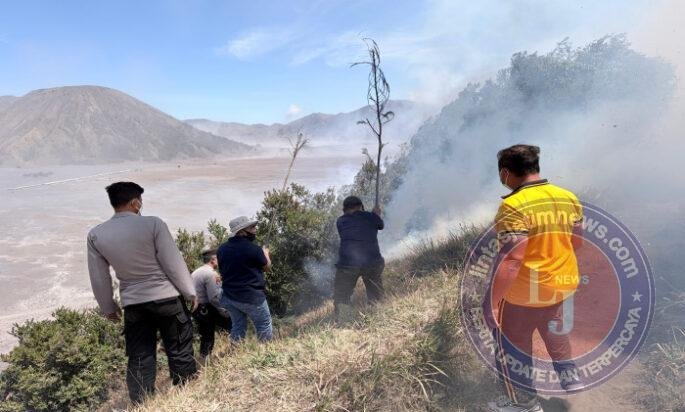Karhutla Bromo: Api Mengarah ke Ngadisari, Polres Probolinggo Gerak Cepat Padamkan Api di Blok Seruni