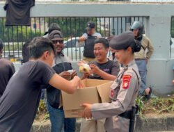 Polwan Sapa Pejuang Aspirasi, Bagikan Makanan dan Minuman di DPR
