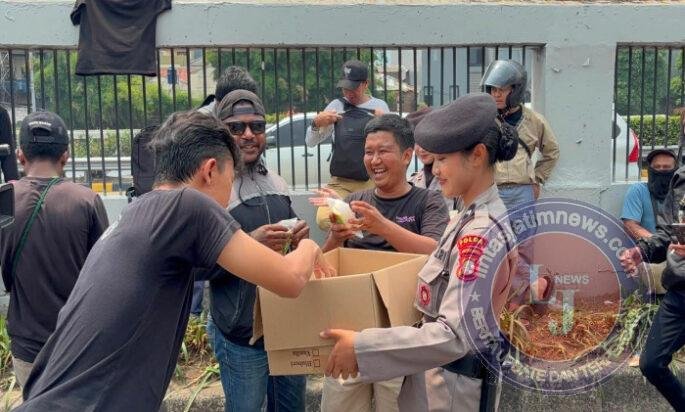Polwan Sapa Pejuang Aspirasi, Bagikan Makanan dan Minuman di DPR