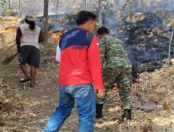 Babinsa Kodim Ponorogo dan Unsur Terkait Gerak Cepat Padamkan Kebakaran Hutan