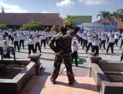 Ratusan Siswa SMK N 1 Bulukerto Digembleng TNI dari Koramil 21/Bulukerto