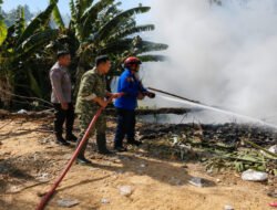 Api Lahap Tumpukan Sampah dan Rumpun Bambu, Babinsa Bersama Damkar Berjibaku Jinakkan Api