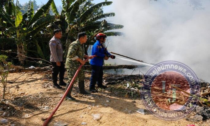 Api Lahap Tumpukan Sampah dan Rumpun Bambu, Babinsa Bersama Damkar Berjibaku Jinakkan Api