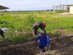 Irigasi Lancar, Harapan Panen Tetap Terjaga: Babinsa dan Petani Bersihkan Saluran Air di Ketawang