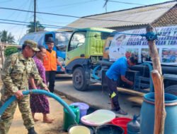 TNI-Polri dan BPBD Salurkan 24.000 Liter Air Bersih ke Warga Panggul