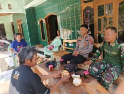 Manfaatkan Waktu Istirahat Kerja Bakti, Babinsa Melaksanakan Komsos