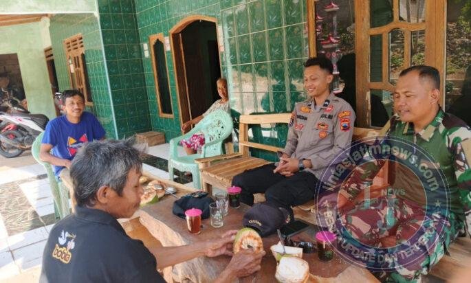 Manfaatkan Waktu Istirahat Kerja Bakti, Babinsa Melaksanakan Komsos