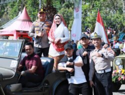 Kapolres Gresik Naik Mobil Klasik di Gresik Merdeka Carnival 2026, Ajak Warga Jogo Gresik