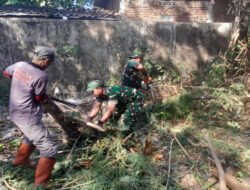 Babinsa Joyotakan Pelopori Kerja Bakti Bersama Warga Masyarakat