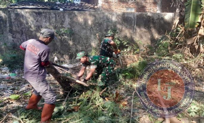 Babinsa Joyotakan Pelopori Kerja Bakti Bersama Warga Masyarakat