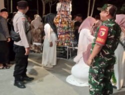 Babinsa Bringin dan Bhabinkamtibmas Kompak Amankan Kirab Gunungan Grebeg Maulid di Desa Dero