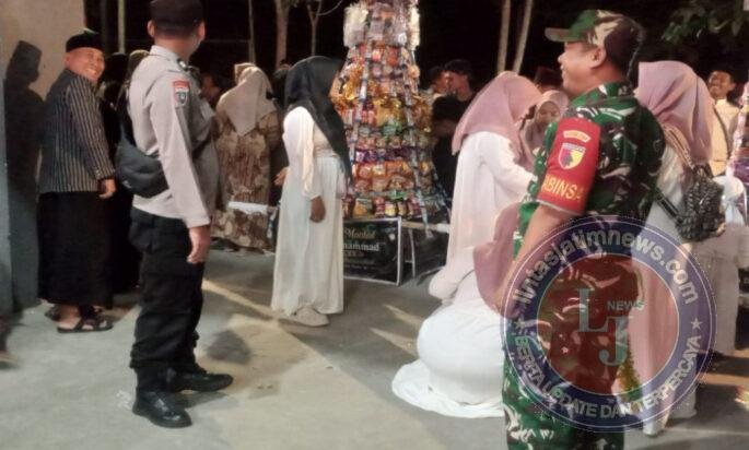 Babinsa Bringin dan Bhabinkamtibmas Kompak Amankan Kirab Gunungan Grebeg Maulid di Desa Dero