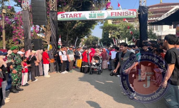 Personel Kodim 0801/Pacitan Bersama Instansi Terkait Melaksanakan Pengamanan Jalan Sehat