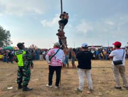 Babinsa Koramil 0801/05 Nawangan Lakukan Pengamanan Lomba Panjat Pinang Semarak HUT RI Ke 81