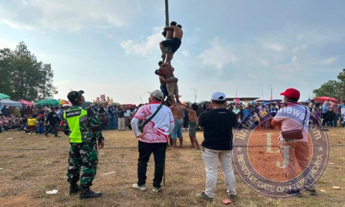 Babinsa Koramil 0801/05 Nawangan Lakukan Pengamanan Lomba Panjat Pinang Semarak HUT RI Ke 81