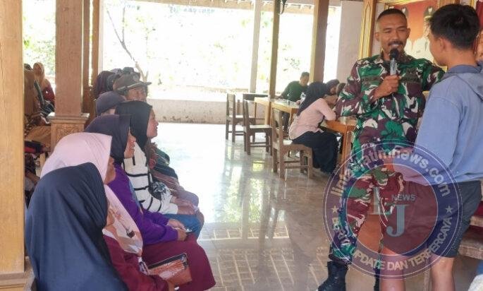Babinsa Joyotakan Pelopori Kerja Bakti Bersama Warga Masyarakat