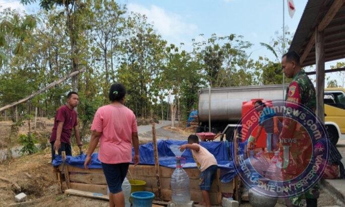Peduli Air Bersih, Babinsa Koramil 01/Ngawi Kawal Distribusi Bantuan Air Untuk Warga Desa Binaan