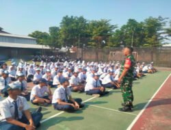 Tanamkan Cinta Tanah Air dan Tolak Bullying, Babinsa Purwodiningratan Beri Pembekalan di SMPN 14 Surakarta
