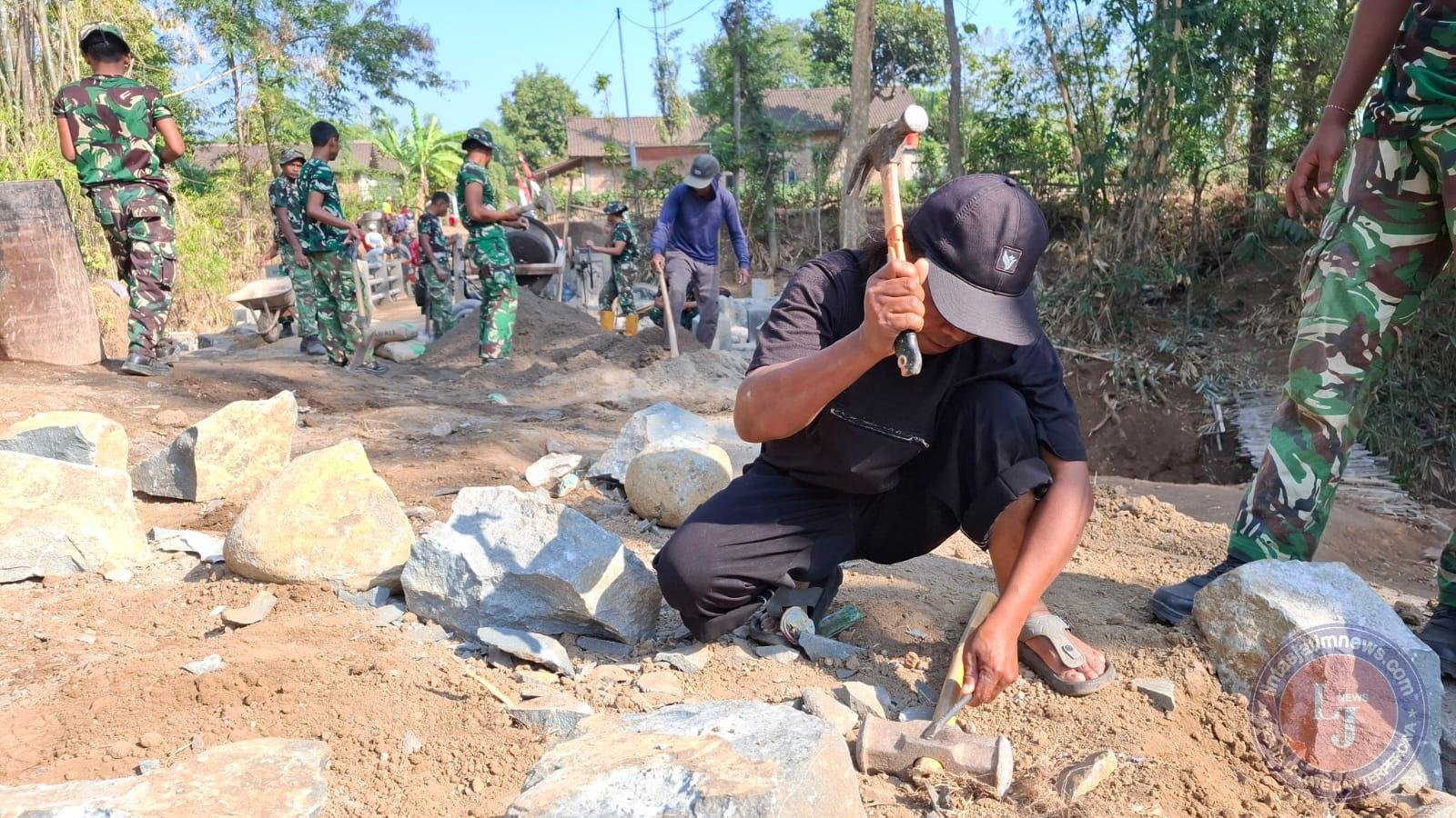 Sosrok Buatan Pak Gunung Berfungsi Efektif Merapikan Pasangan Batu Talud Jembatan Bibis