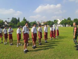 Tanamkan Disiplin Sejak Dini, Babinsa Dimong Bekali Siswa SDN 02 Dimong PBB dan Wawasan Kebangsaan