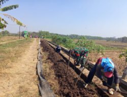 Menjaga Aliran Air Tetap Lancar, Babinsa Kepet Dampingi Pembangunan Irigasi Perpipaan untuk Petani
