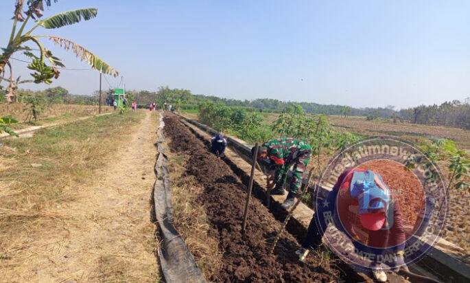 Menjaga Aliran Air Tetap Lancar, Babinsa Kepet Dampingi Pembangunan Irigasi Perpipaan untuk Petani
